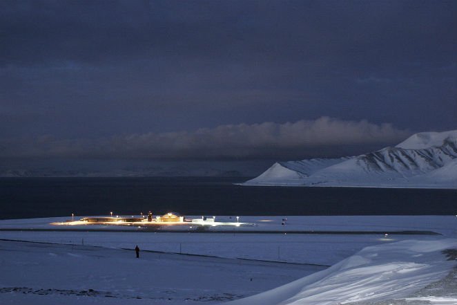 1200px-Svalbard_Airport_-_Longyear_NO