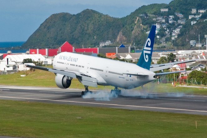 Air_New_Zealand_B777-300ER_lands_at_Wellington_9_Feb_2011