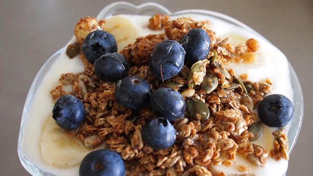 granola yogurt fruit