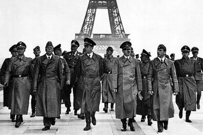Adolf_Hitler_Eiffel_Tower_Paris_23_June_1940