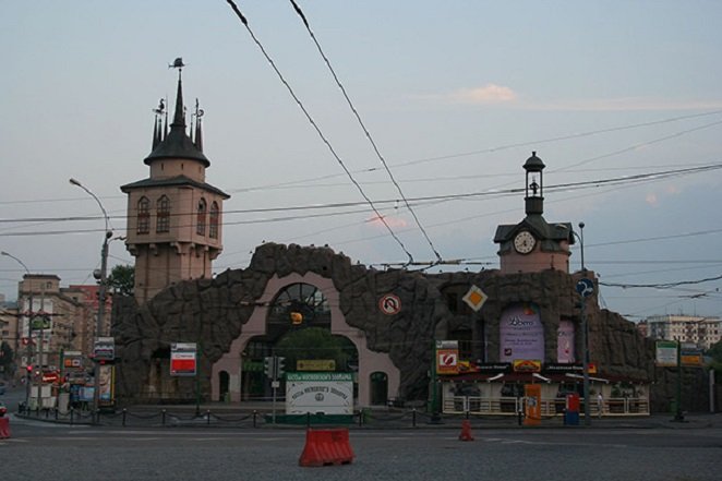 1599px-Moscow_Zoo_Entrance