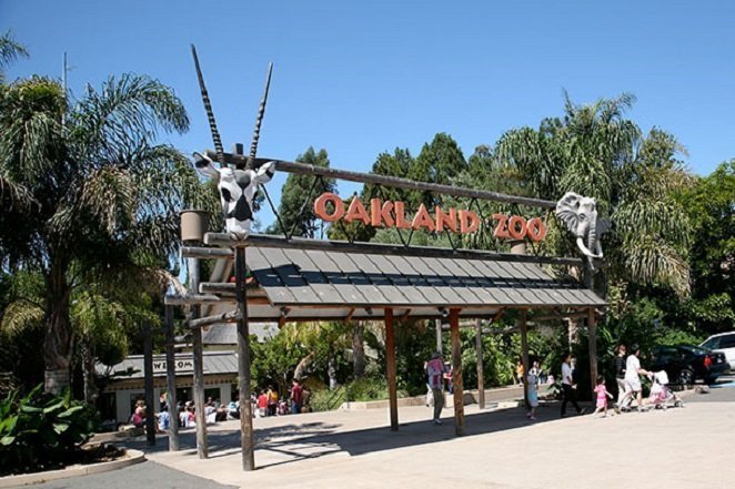 1599px-Oakland_Zoo_entrance