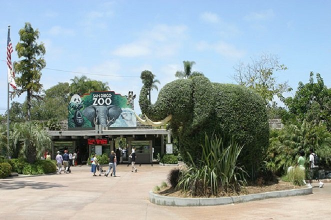 San_Diego_Zoo_entrance_elephant