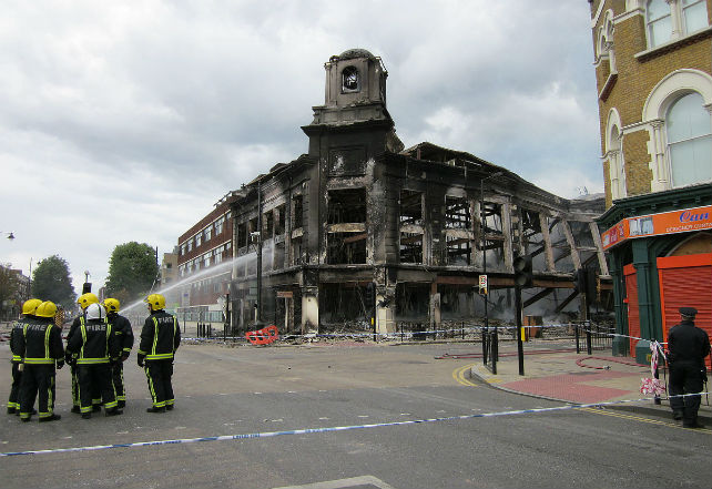 1200px-Carpetright_store_after_Tottenham_riots