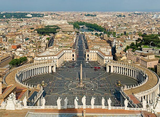 St_Peter's_Square,_Vatican_City_-_April_2007